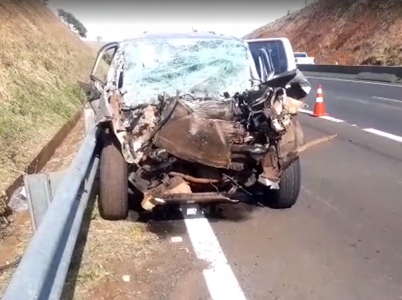 Homem morre em acidente entre carro e caminhão na SP-255 em Santa Cruz do Rio Pardo