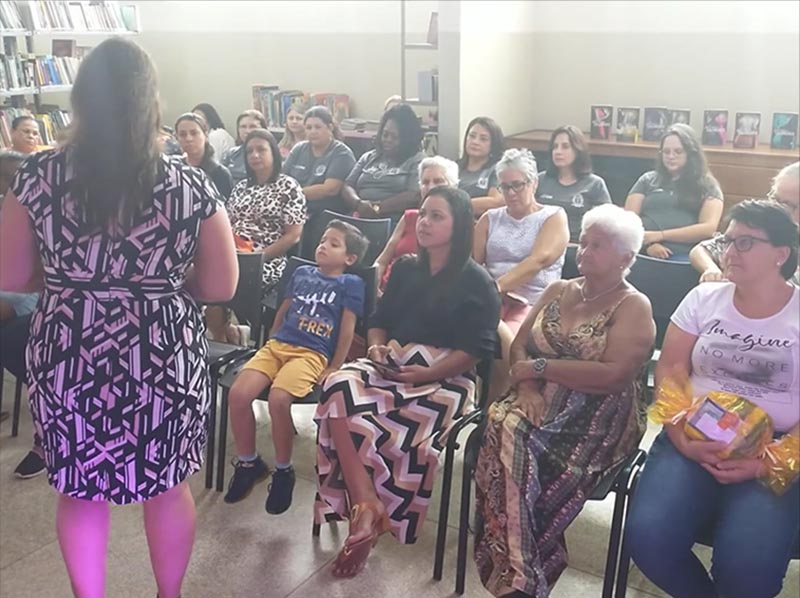 Chá D'Elas reúne mulheres na Biblioteca Municipal em homenagem ao mês da mulher