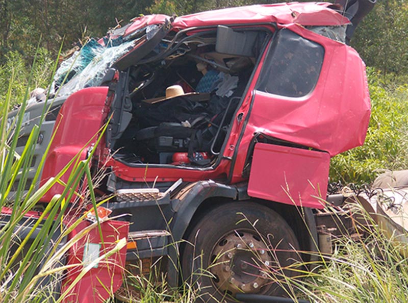 Motorista fica gravemente ferido após tombar caminhão em Paraguaçu Paulista