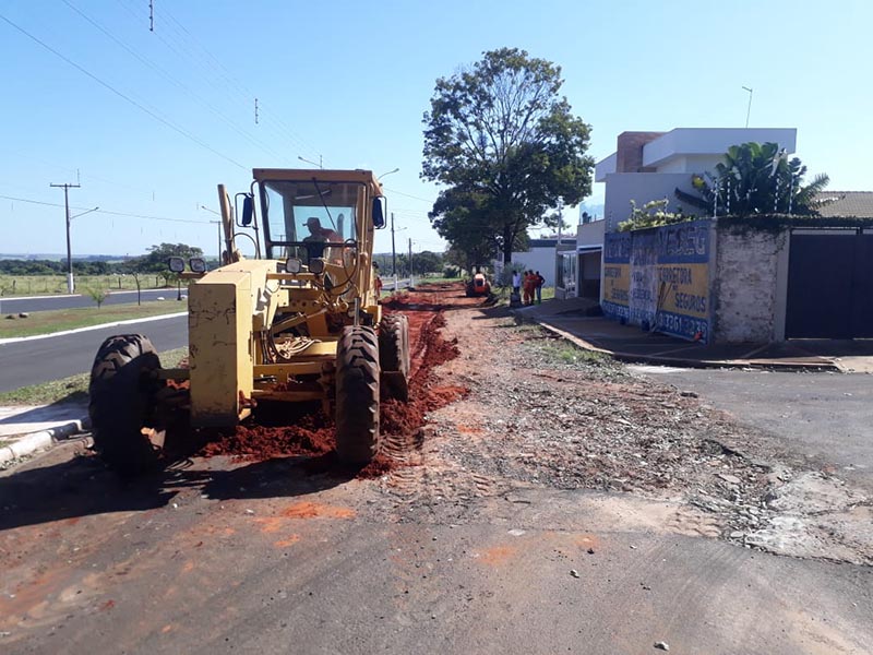 Empresa inicia trabalhos de pavimentação de trecho da Avenida Dr. Otacílio de Almeida Melo