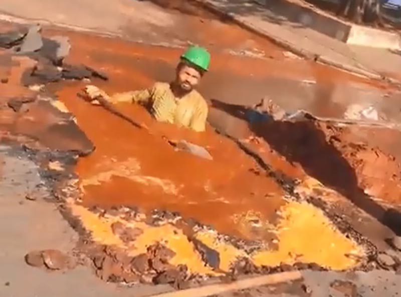 Trabalhador mergulha em buraco para consertar vazamento em Assis