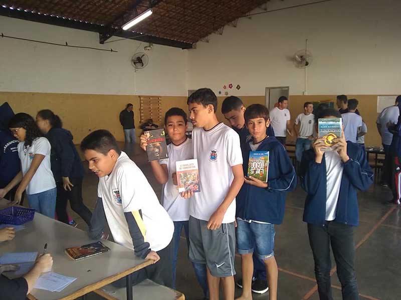 Projeto Biblioteca Itinerante premia alunos autores em Paraguaçu