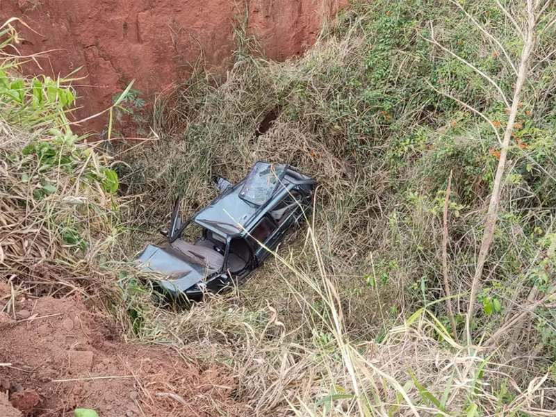 Motorista perde controle e carro cai em ribanceira entre Bastos e Iacri