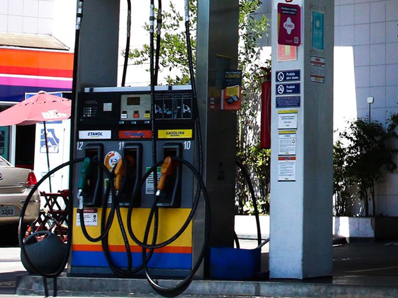 Preço da gasolina nos postos volta a subir após 15 semanas