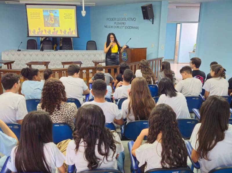 Jornalista da TV Paraguaçu ministra palestra sobre Consciência Negra para estudantes de Borá