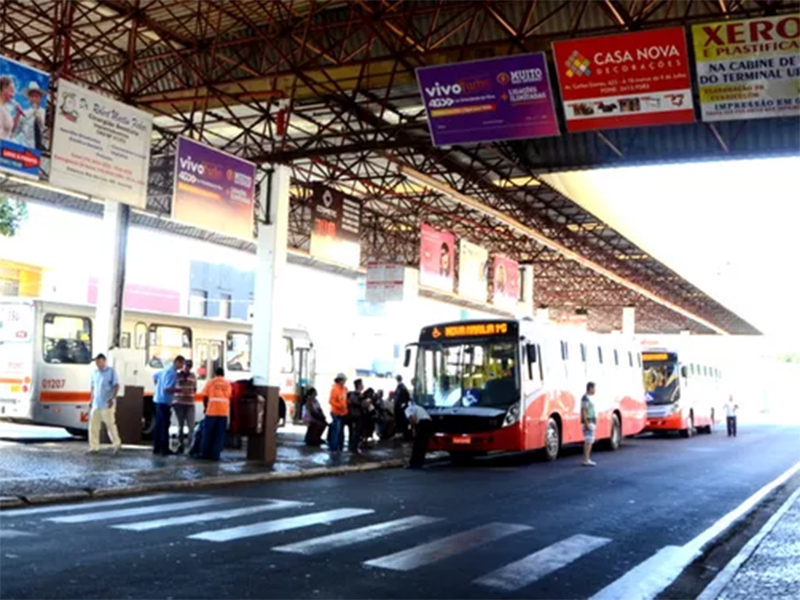 Idosa perde mais de R$8 mil em roubo no terminal urbano de Marília