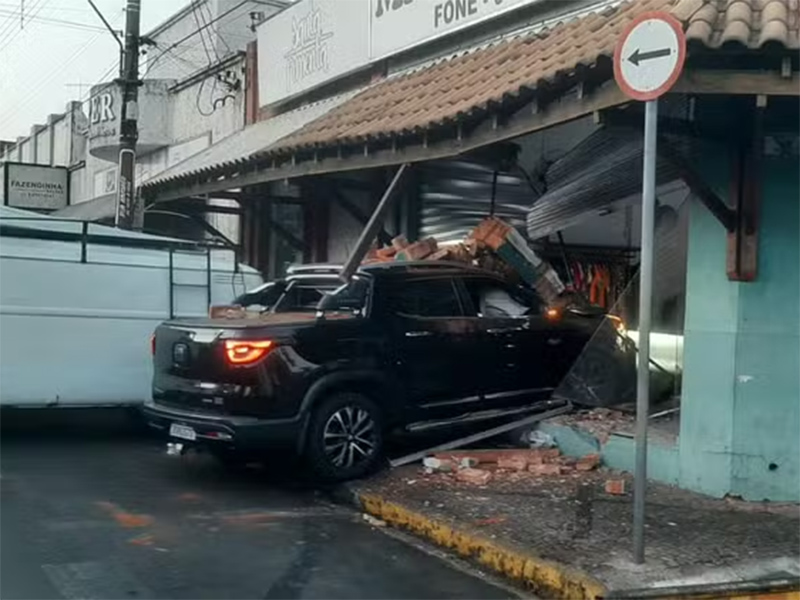 Caminhonete desgovernada invade loja em Tupã