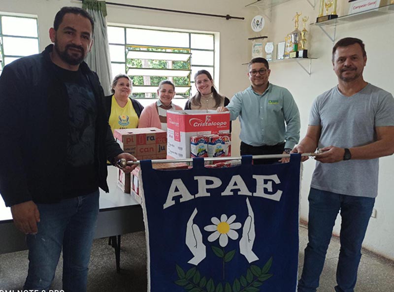 Associação Comercial entrega caixas de leite doadas por consumidores para a APAE