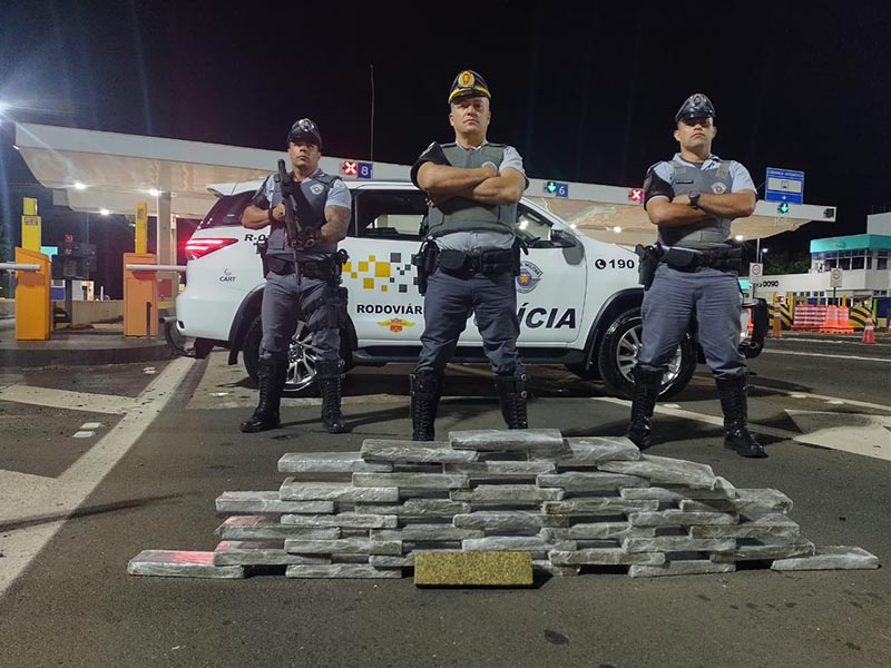 Polícia Rodoviária apreende veículo com 26 kg de maconha em Santa Cruz do Rio Pardo