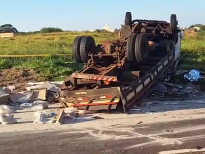 Homem morre após bater carreta contra traseira de caminhão em Ipaussu