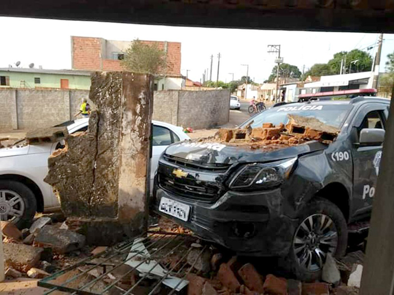 Perseguição termina em batida entre carro e viatura da PM em Assis