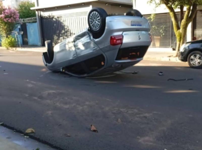 Câmeras de segurança flagram momento em que veículo capota no centro de Paraguaçu Paulista