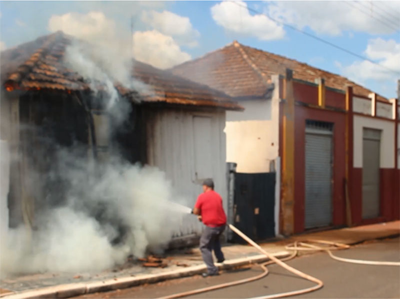 Suposto incêndio criminoso destrói casa na região central de Paraguaçu