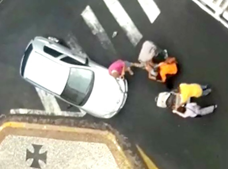 Mulher com carrinho de bebê é atropelada no centro de Marília