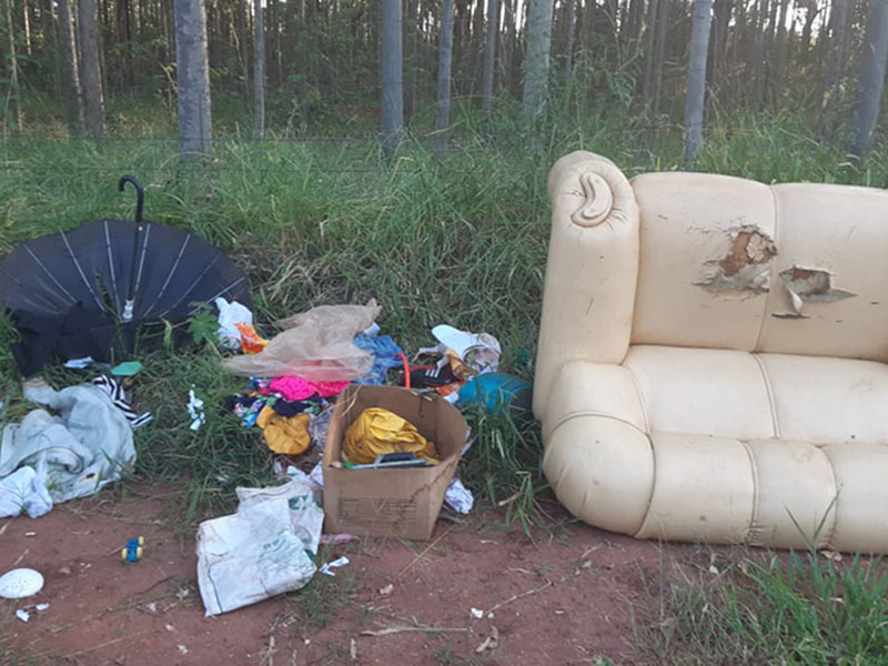 Paraguaçuense flagra descarte irregular de lixo no final da Avenida Galdino