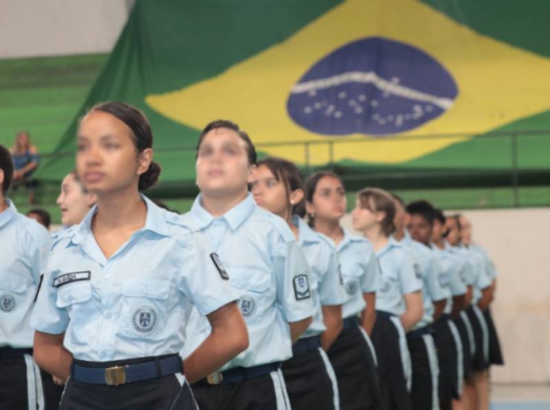 Escolas Cívico-Militares: Uma Solução para os Desafios da Educação no Brasil?