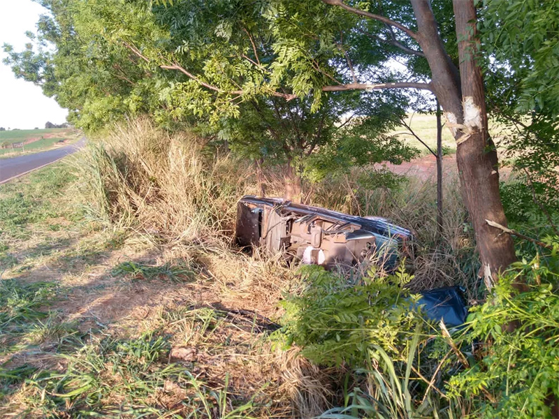 Homem morre após bater carro em árvore e capotar na Rodovia Jorge Bassil Dower em Rancharia