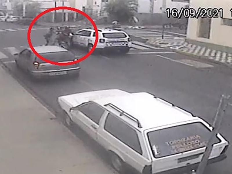 Homem empina moto ao lado de viatura e é detido após veículo falhar no semáforo