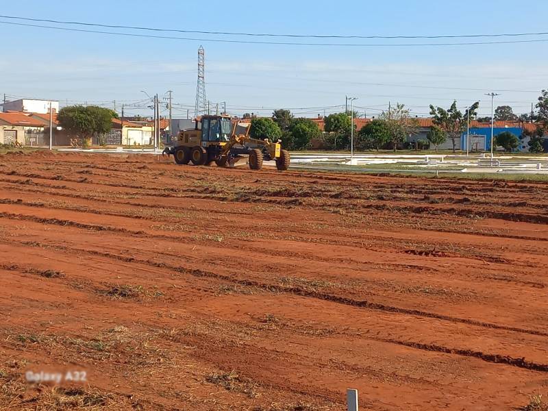 Prefeitura inicia obra do campo de futebol do Conjunto Habitacional Dona Lina Leuzzi