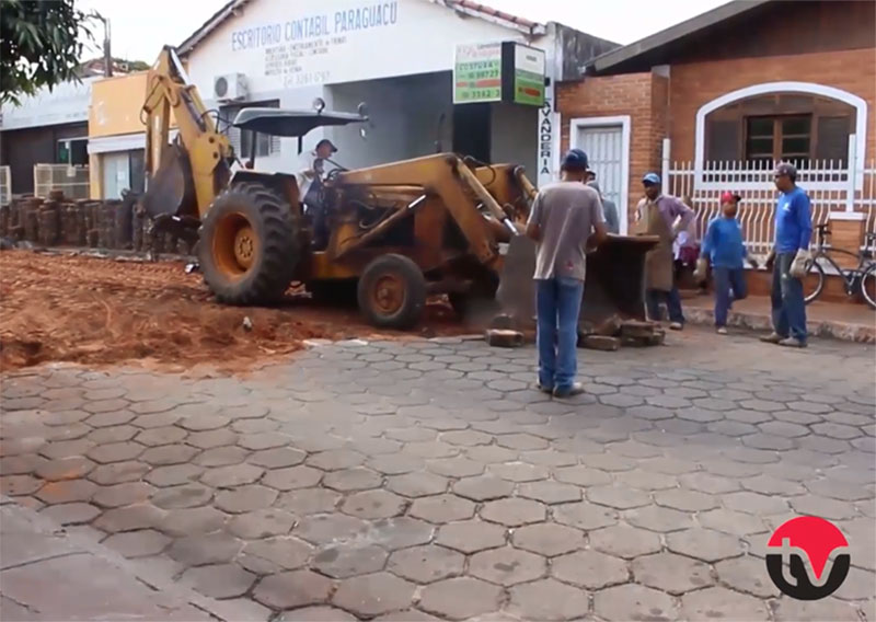 Obra das vias em bloquete é retomada no centro de Paraguaçu