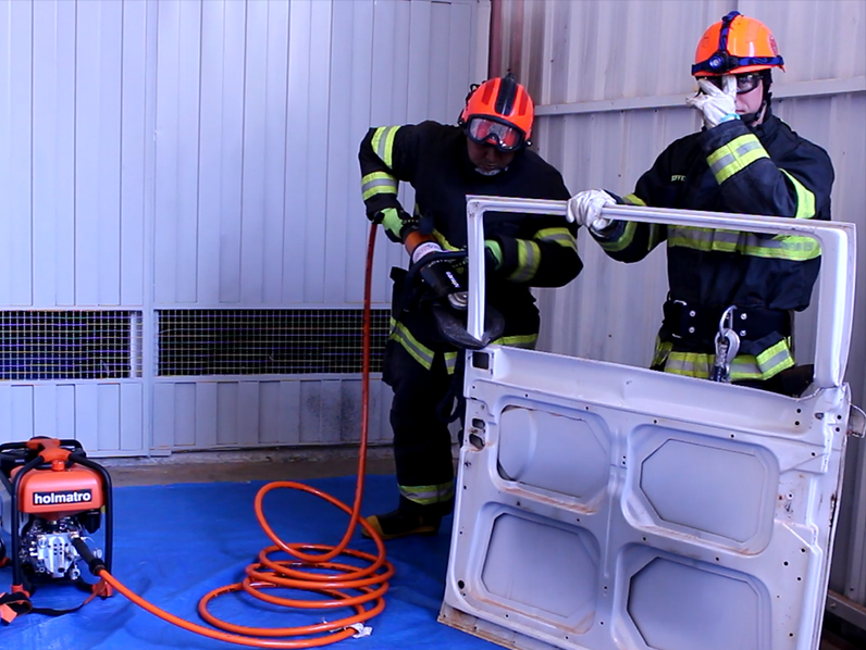 Corpo de Bombeiros recebe equipamento para ajudar no salvamento de vítimas presas em ferragens