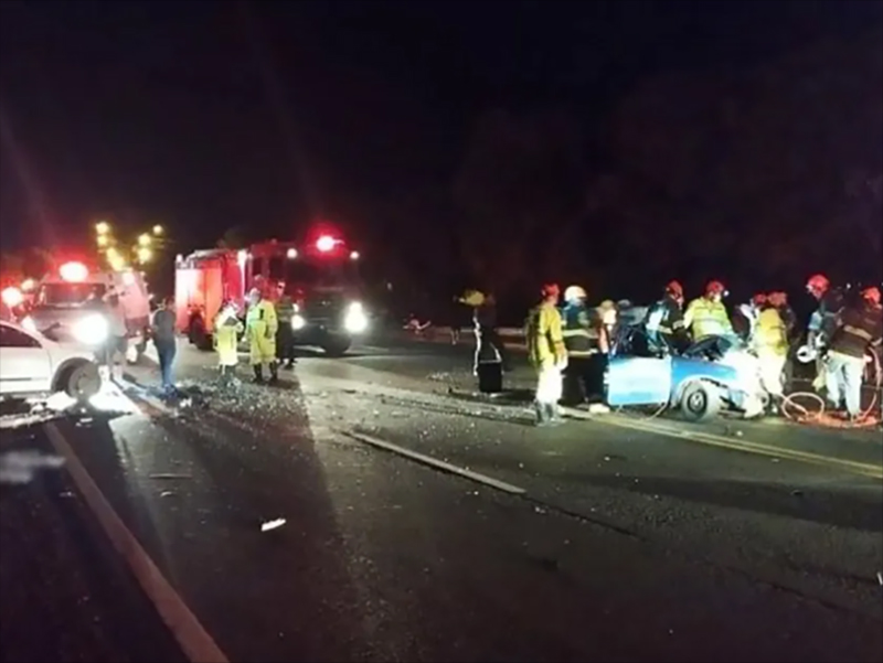 Batida frontal entre carro e caminhonete deixa um morto e dois feridos em Pompeia