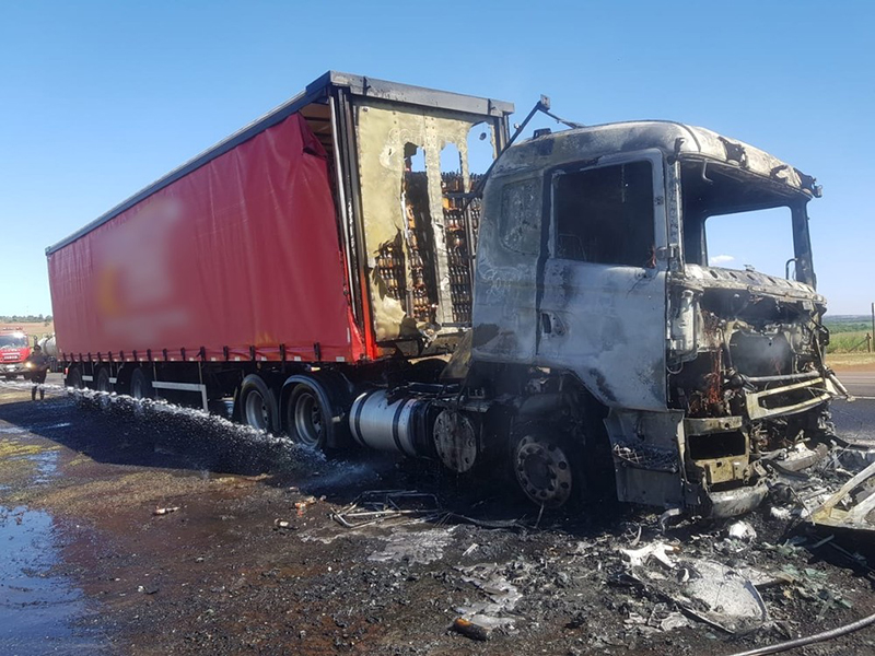 Caminhão de cerveja pega fogo em rodovia de Paraguaçu Paulista