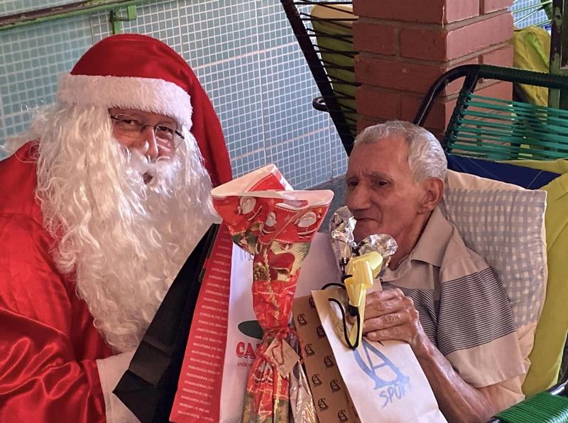 Papai Noel visita Lar dos Idosos e leva alegria, carinho e presentes doados pela comunidade