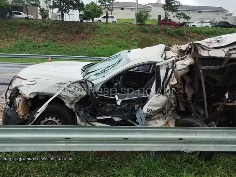 Motorista de caminhonete fica gravemente ferido após bater contra caminhão na SP-294