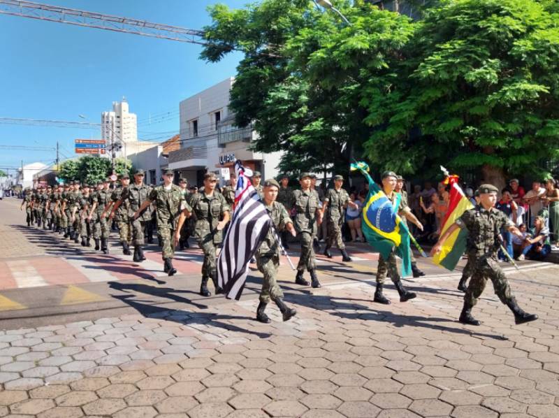 Desfile do Centenário reúne centenas de pessoas na Avenida Paraguaçu