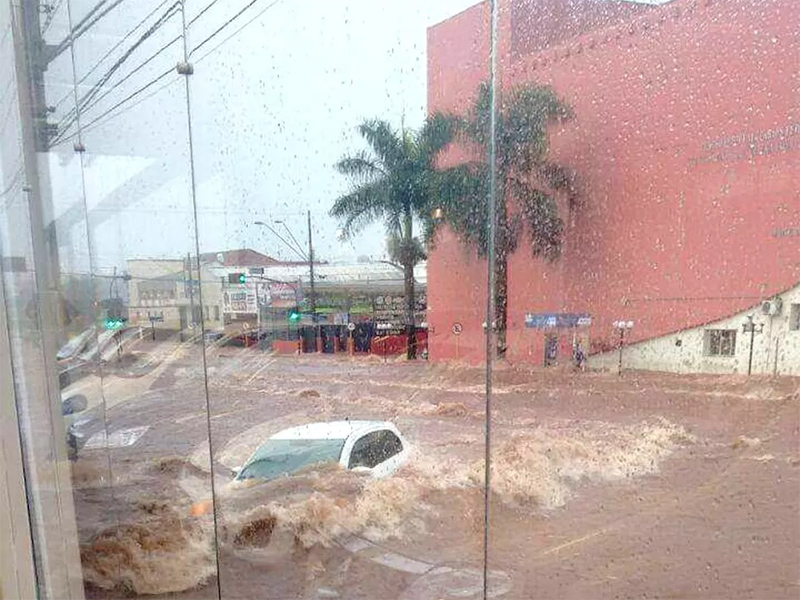 Temporal de menos de 1 hora causa estragos e deixa carro quase submerso em avenida de Bauru