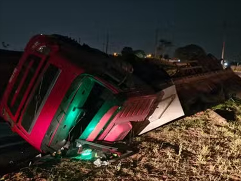 Pai e filho ficam feridos após carreta tombar em alça de retorno de rodovia de Bauru