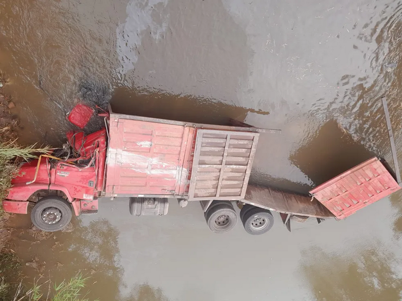 Caminhoneiro fica preso às ferragens e morre após caminhão tombar e cair no Rio do Peixe em Tupã