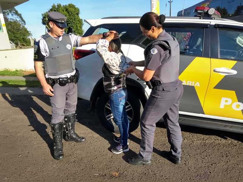 Passageira de ônibus é flagrada com haxixe escondido na cintura