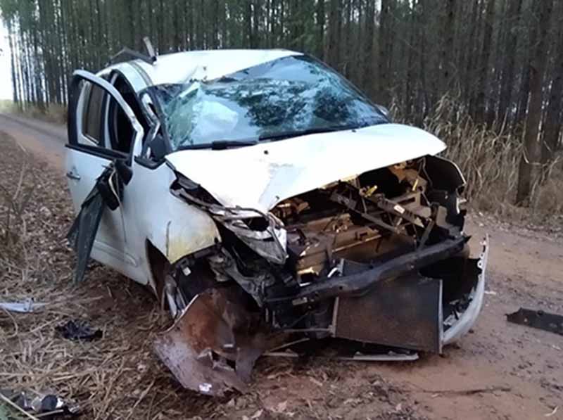 Carro fica destruído após bater em eucalipto em estrada rural de Bastos