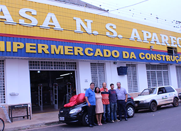 ACE e Casa Nossa Sra. Aparecida entregam carro para ganhadora da Promoção de Natal