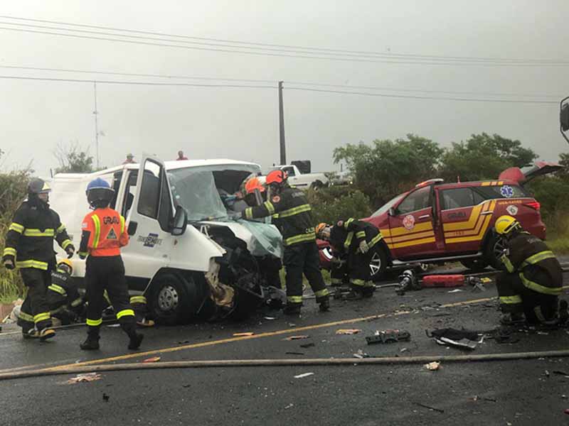 Colisão frontal entre carro e van mata uma pessoa em rodovia de Martinópolis