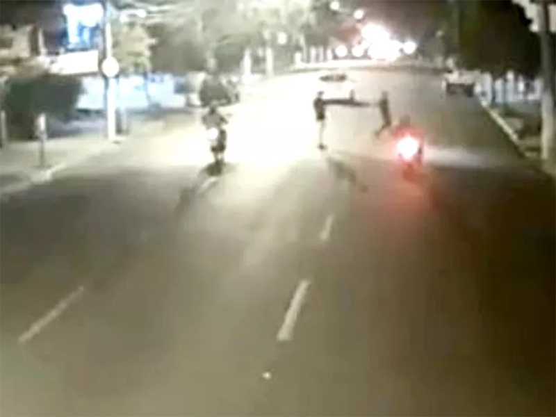 Motociclista atropela jovem em avenida no centro de Ourinhos