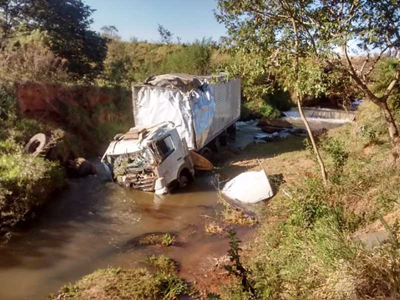 Caminhão cai em ribanceira em Lutécia