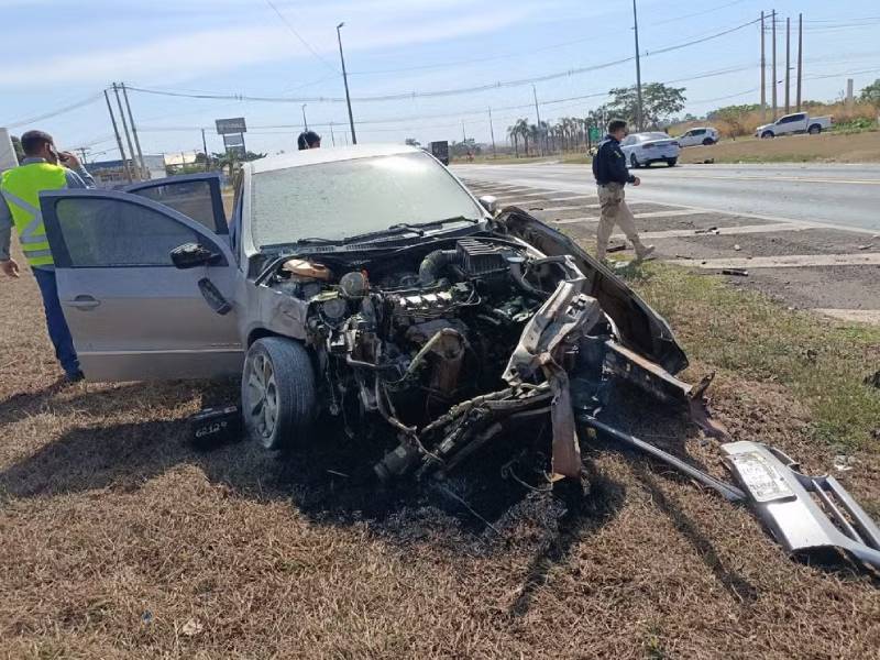 Batida entre carro e caminhão deixa duas crianças e dois adultos feridos na BR-153 em Guaiçara