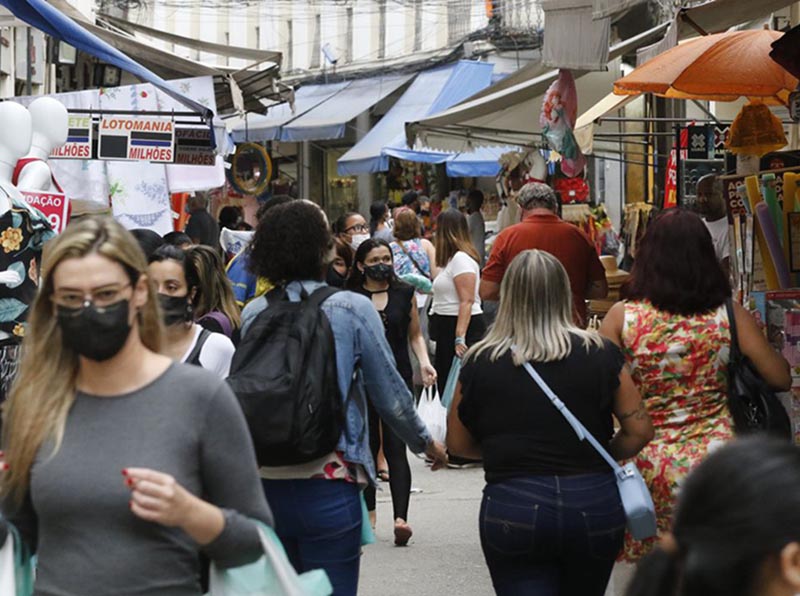 Brasil bate recorde de casos diários de covid-19 com 204,8 mil