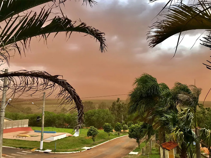 Nuvem de areia é registrada em cidades do centro-oeste paulista durante tempestade