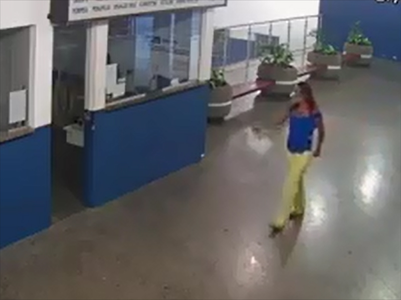 Vídeo registra mulher em atos de vandalismo na rodoviária de Paraguaçu