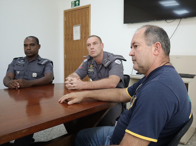 Capitão da PM se reúne com pais e promete reforço no policiamento nas escolas de Paraguaçu