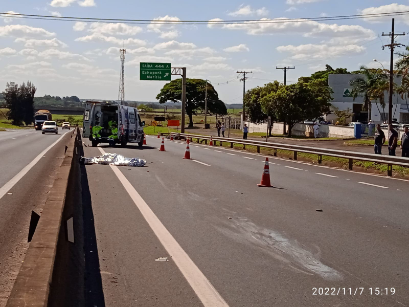 Batida entre moto e caminhão mata motociclista na Rodovia Raposo Tavares em Assis