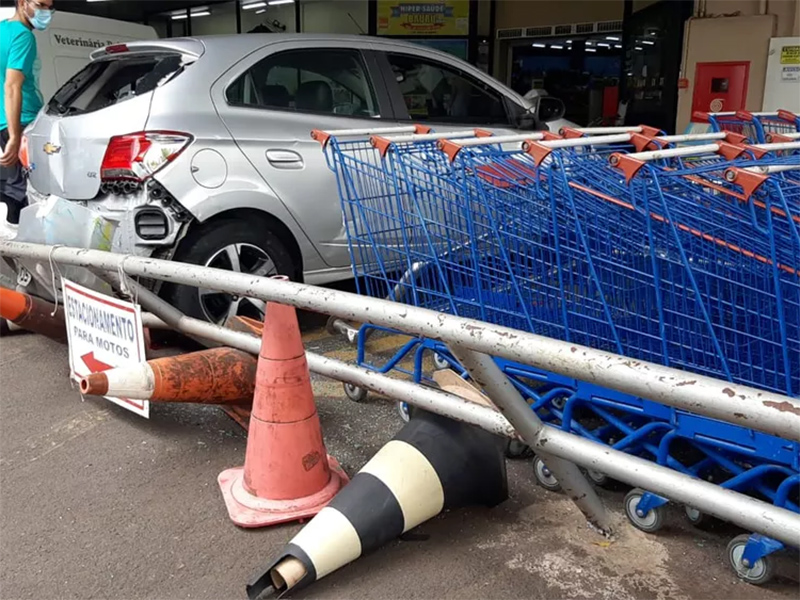 Carro desgovernado em marcha à ré quase atropela mulher em mercado de Tupã