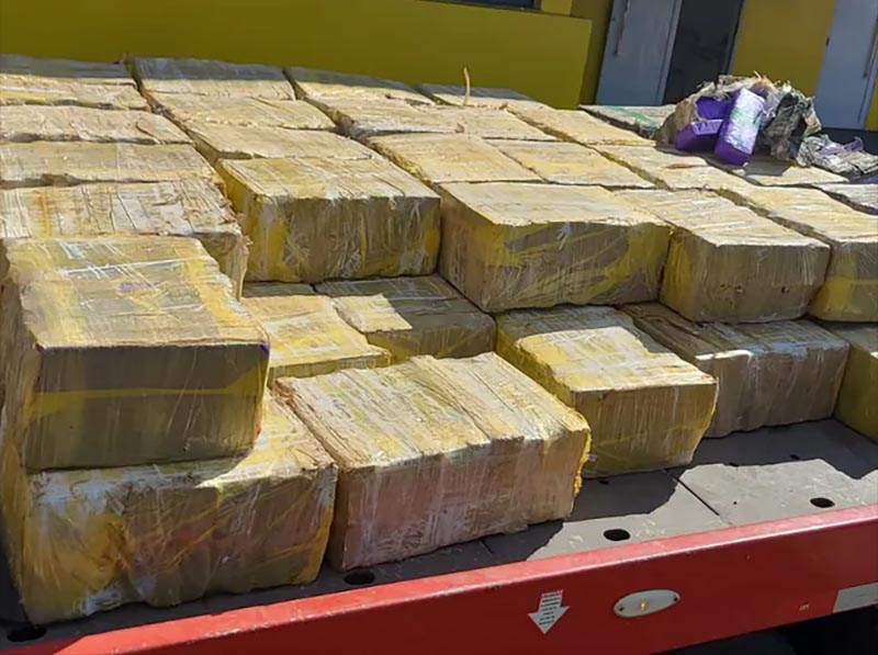 Mais de uma tonelada de maconha é apreendida em carreta com família paraguaia na BR-153, em Ourinhos