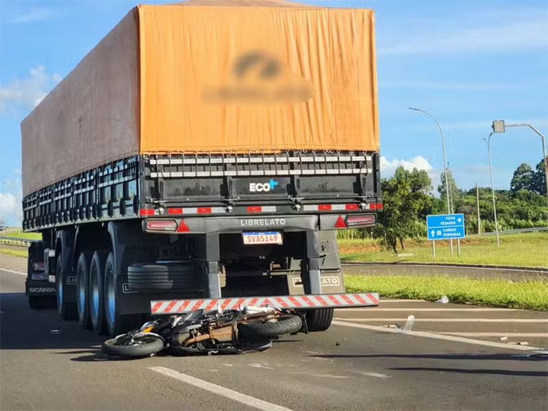 Motociclista morre após bater na traseira de carreta em rodovia de Botucatu