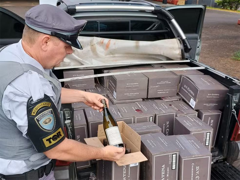 Polícia apreende garrafas de vinho sem documentação fiscal na SP-270 em Assis