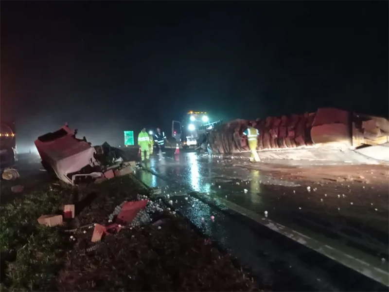 Motorista perde controle e tomba caminhão carregado com ovos em rodovia de Garça